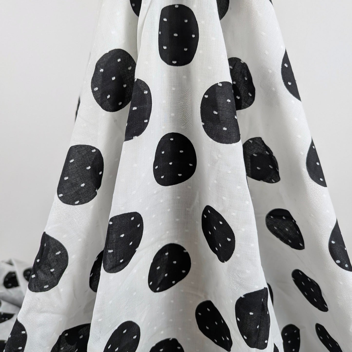 Lightweight cotton - black and white polka dots
